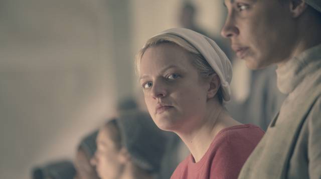 Elisabeth Moss, en la segunda temporada de 'The Handmaid's Tale'.