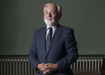 El director de la RAE no ve el “clima político” para reformar la Constitución