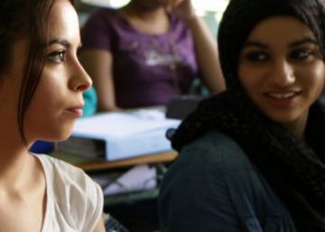 Una adolescente musulmana a otra: “¿Por qué llevas velo, Aisha?”