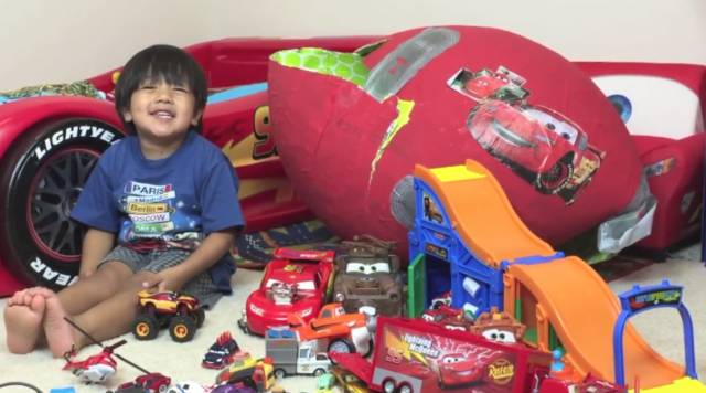 Ryan probando juguetes de la película 'Cars' en uno de sus vídeos.