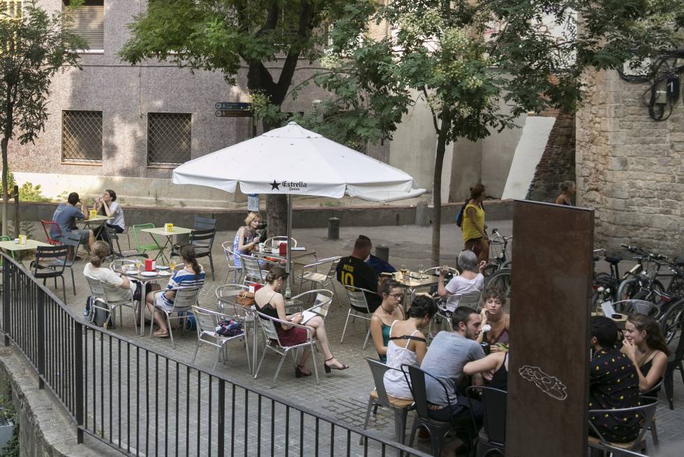 Terrasses en la Plaza dels Traginers.