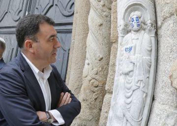 Los técnicos dejan restos de tinta en la escultura de la catedral de Santiago para no dañar la pieza
