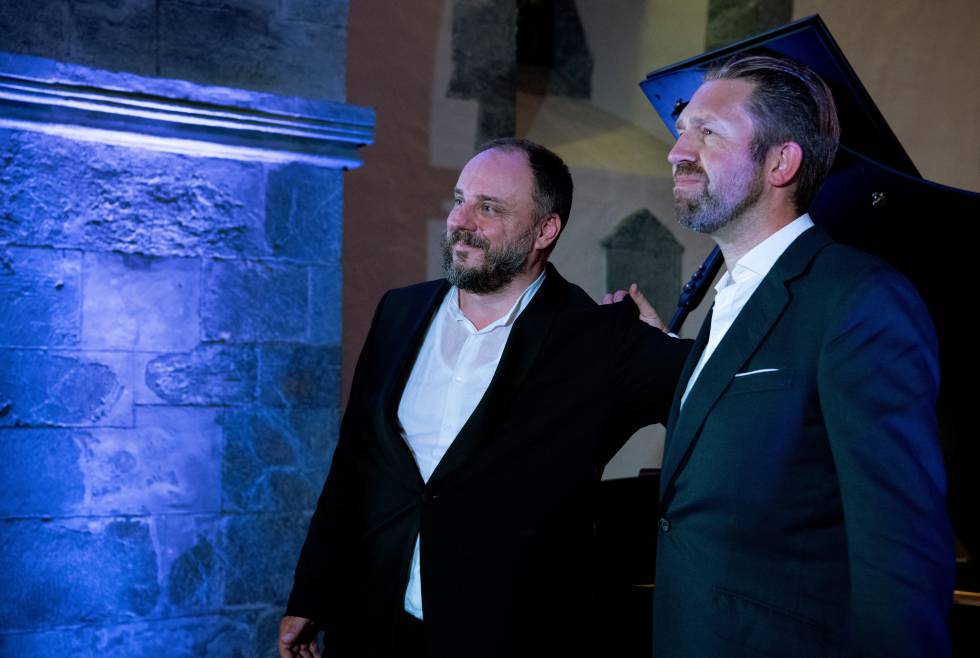 Matthias Goerne y Leif Ove Andsnes saludan después de interpretar 'Winterreise' en la iglesia de Kvinnherad.