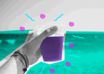 ¿Por qué el vaso de refresco se cubre de gotitas cuando estoy en la playa?