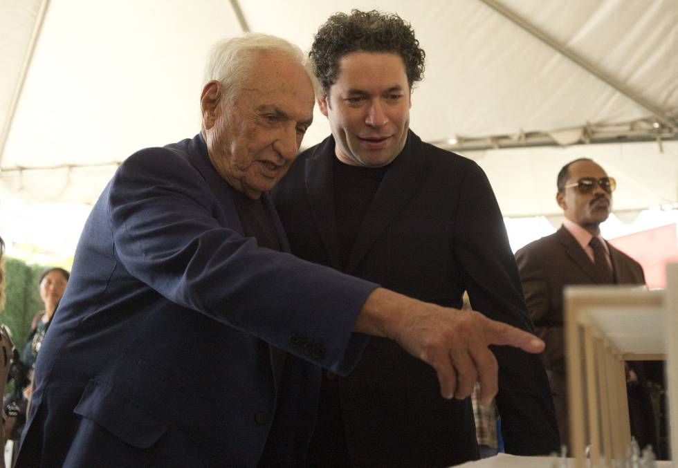 Gehry y Dudamel, frente a la maqueta de la futura sede de YOLA.