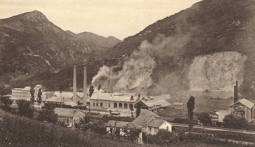 Imagen histórica de la cementar de Tudela Veguín (pueblo natal del artista) símbolo de las víctimas del deterioro ambiental.