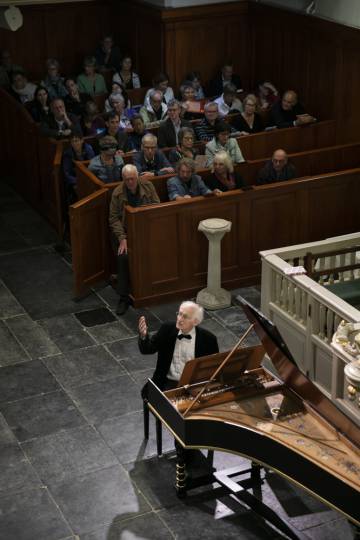 El clavecinista Bob van Asperen se dirige al público en la Lutherse Kerk.