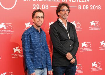 Los Coen presentan una fábula de vaqueros, perros y gallinas