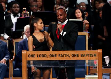 El obispo del funeral de Aretha Franklin se disculpa por manosear a Ariana Grande