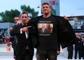 Un director se pasea por el festival de Venecia con una camiseta con el lema ‘Weinstein es inocente’