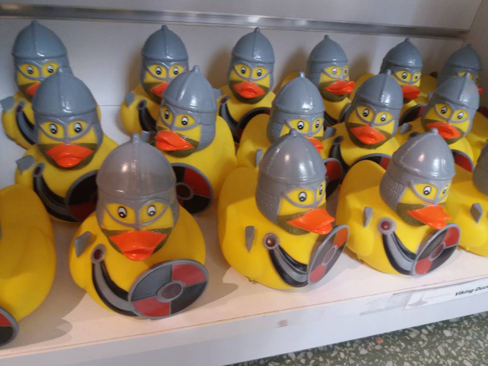 Patitos vikingos en la tienda de recuerdos del museo de Oslo.