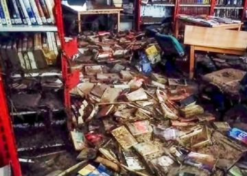 Una biblioteca destruida por la riada y rescatada por la solidaridad