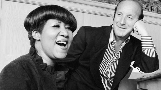 Clive Davis con Aretha Franklin, en una imagen de 1981.