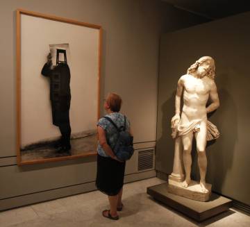 'Dentro de Mim' (1999), fotografía de Helena Almeida (fallecida este miércoles), junto a un Cristo atado a una columna.