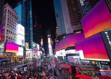 Amanecer digital al llegar la media noche en Times Square