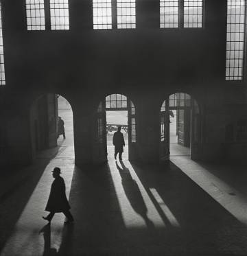 Interior de la estación de Anhalter Bahnhof cerca de Potsdamer Platz, Berlín, 1929–principios 1930s.