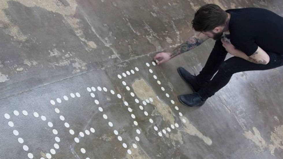 Abel Azcona escribiendo