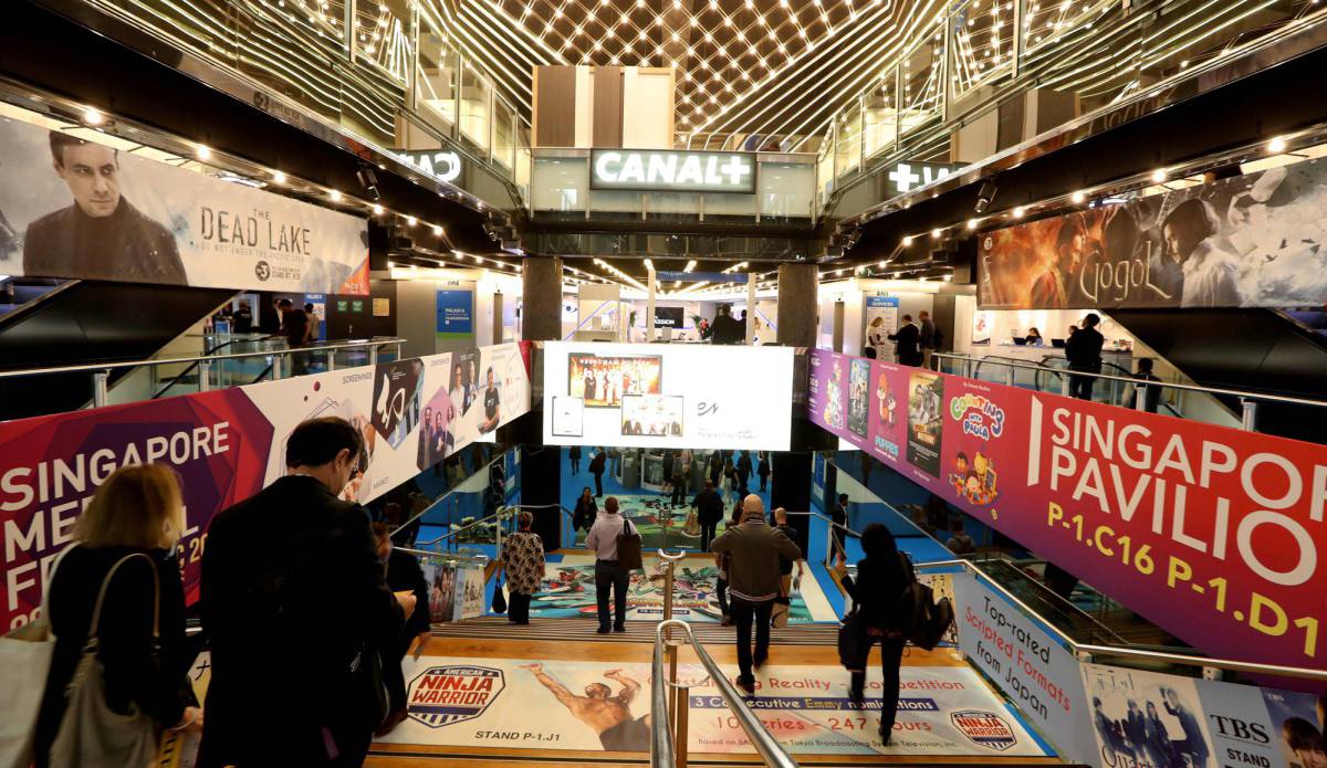 Anuncios de programas y series en el Mipcom de Cannes de 2018.