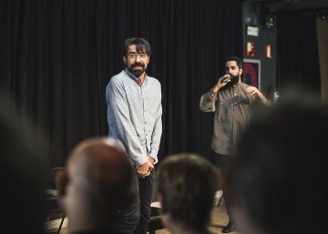 Un intérprete sobre la escena sin texto conocido y en directo