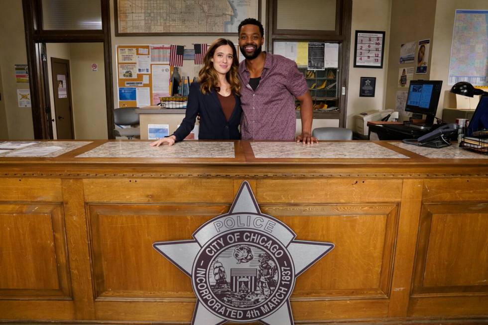Los intérpretes Marina Squerciati y LaRoyce Hawkins en la comisaría creada en el estudio de 'Chicago P.D.'.