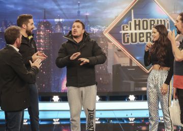 David Broncano y Dani Martín irrumpen en la visita de Rosalía a ‘El Hormiguero’