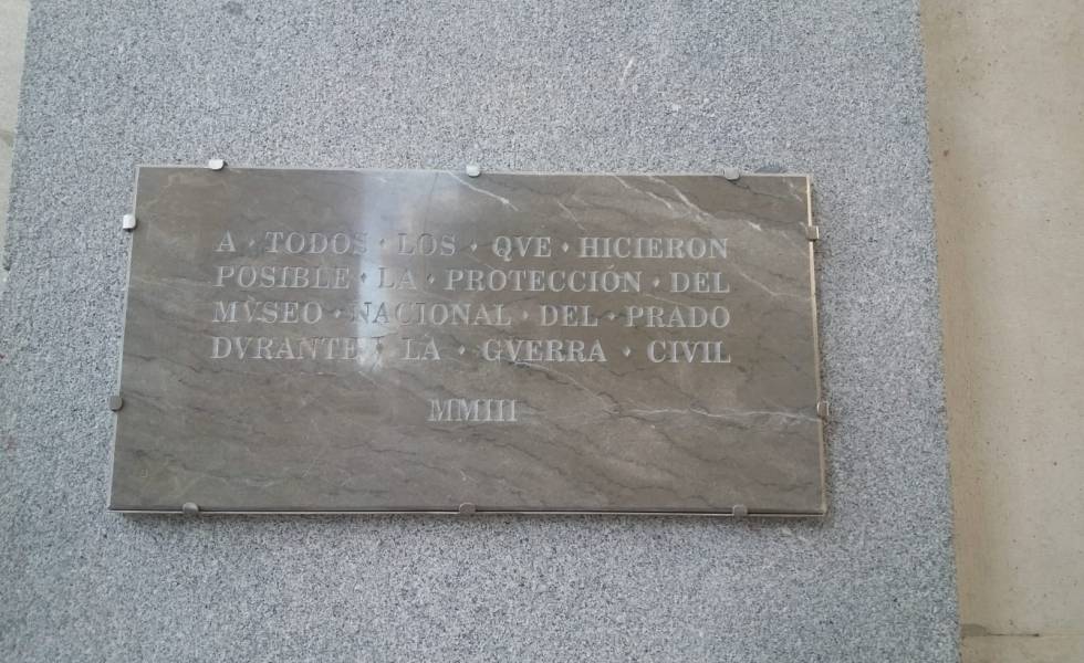 La placa en la puerta de Velázquez del Prado.