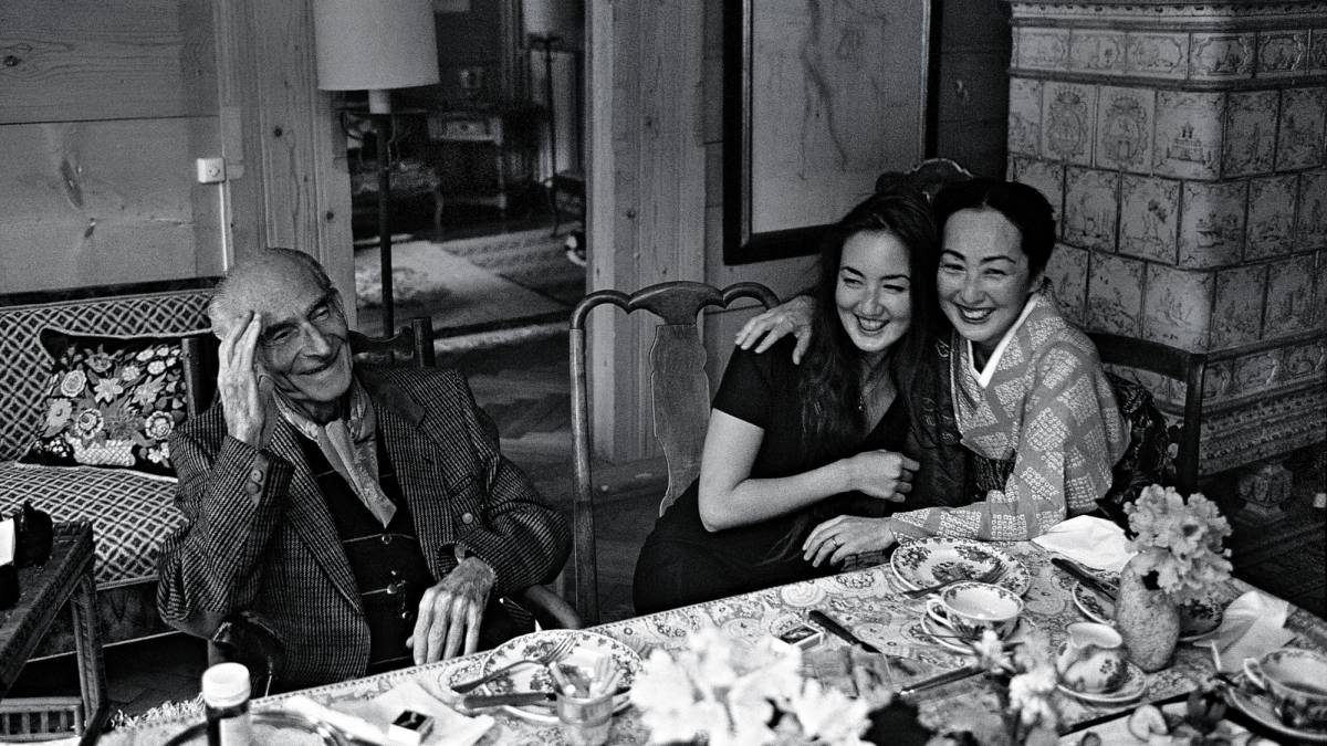 El pintor Balthus, con su hija y su esposa, en 1995.