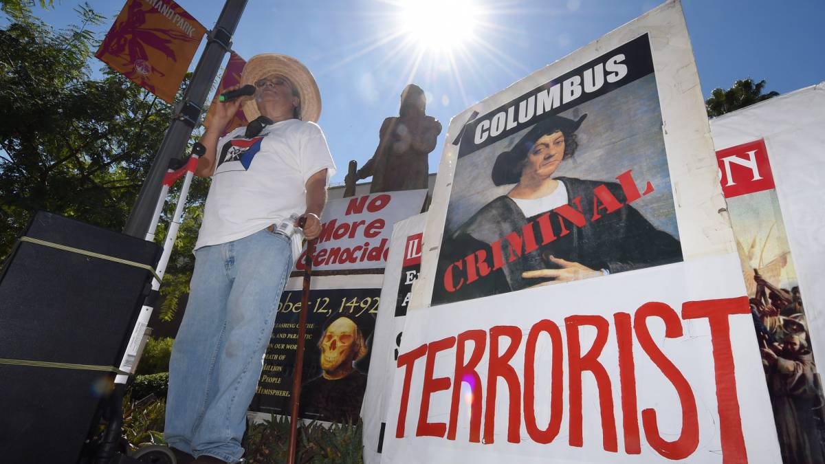 Un activista en la estatua de Colón en Los Ángeles.