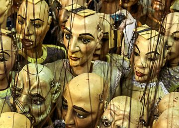 Tres mil marionetas centenarias para retratar el mundo