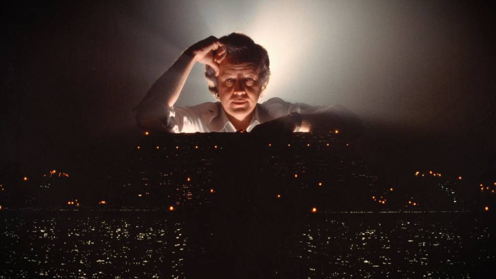 Trumbull, apoyado sobre una de las maquetas usadas en 'Blade Runner'.