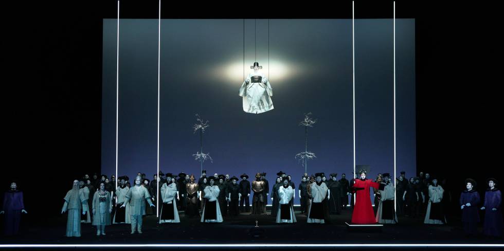 Todos los protagonistas de 'Turandot' en una escena del segundo acto de la ópera.