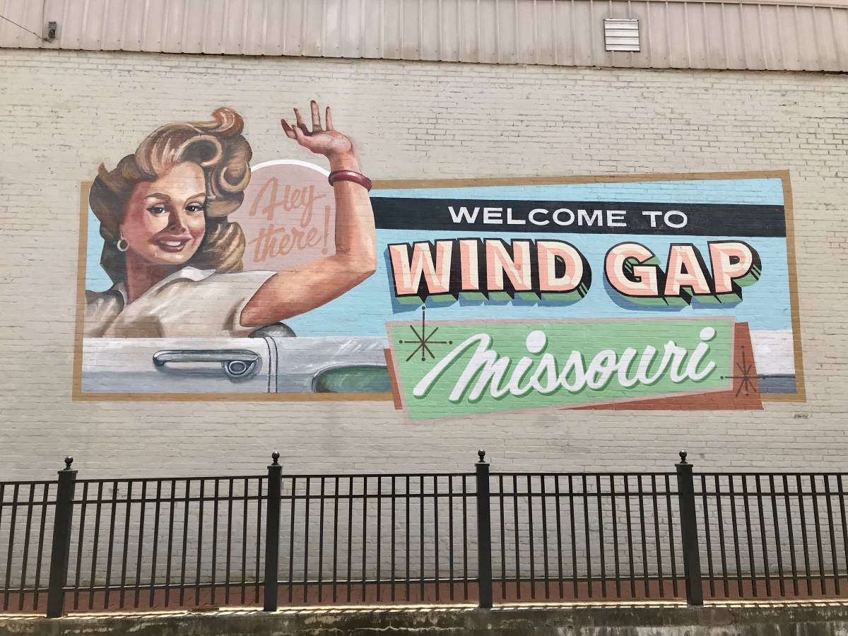 Mural de Wing Gap pintado en Barnesville para la serie y que el pueblo ha mantenido.