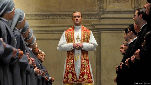 Jude Law, como el papa Pío XIII en un episodio de 'The Young Pope'.