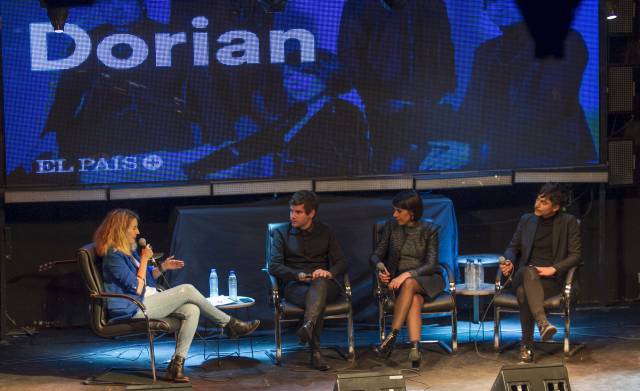 El grupo musical Dorian charla con la periodista Arancha Moreno.