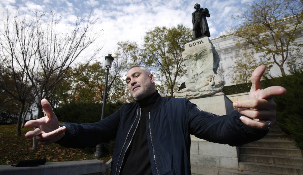 El artista zaragozano con la estatua de Goya, de Mariano Benlliure, en segundo plano.