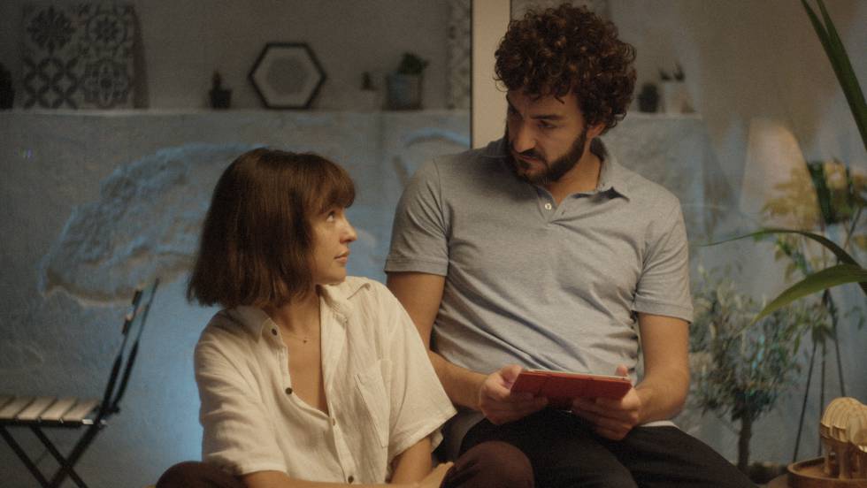 Verónica Echegui y Miki Esparbé, en el capítulo 'El astronauta'.