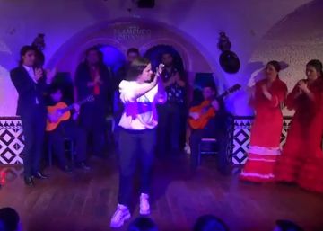 Rosalía se arranca por bulerías en el Tablao Cordobés de Barcelona