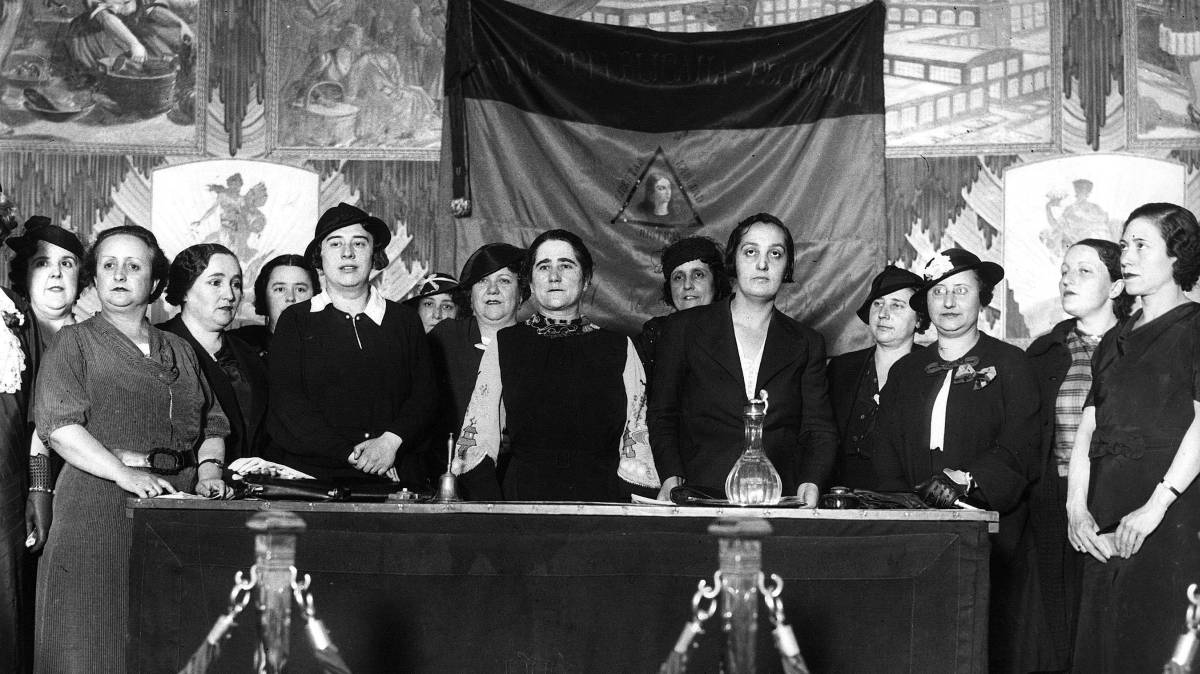 Mitin presidido por Clara Campoamor en Madrid, en 1932.
