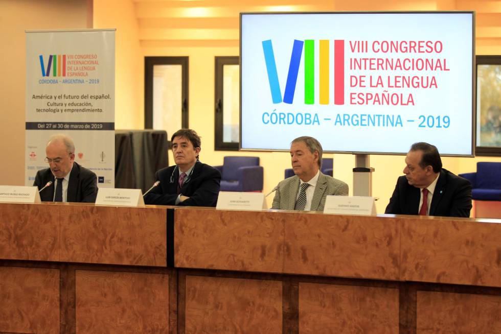 El director de la RAE, Santiago Muñoz Machado; el director del Instituto Cervantes, Luis García Montero; el gobernador de la provincia de Córdoba, Juan Schiaretti, y el secretario de Turismo de Argentina, Gustavo Santos (de izquierda a derecha), durante la presentación del VIII Congreso de la Lengua Española.
