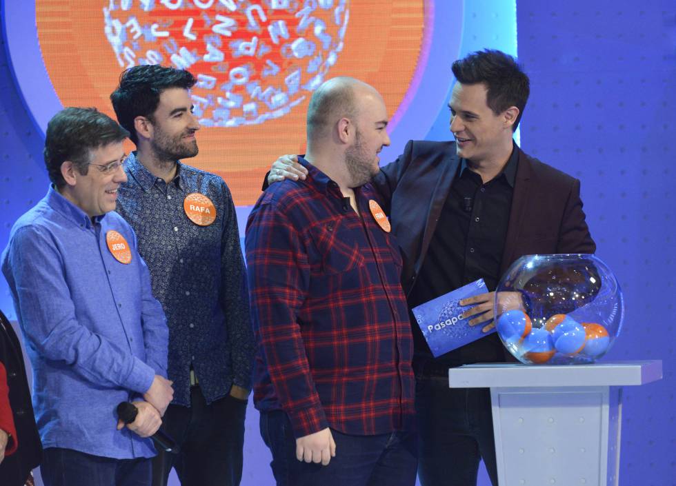 Los exconcursantes de 'Pasapalabra' Jero, Rafa y Fran junto al presentador Christian Gálvez.