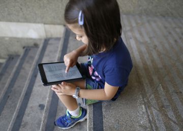 Mejor el móvil que un libro: así muere la lectura a los 15