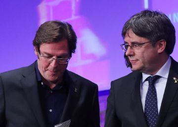 L’equip de ‘Dues Catalunyes’ retorna el premi Cinema for Peace després de rebre’l de mans de Puigdemont