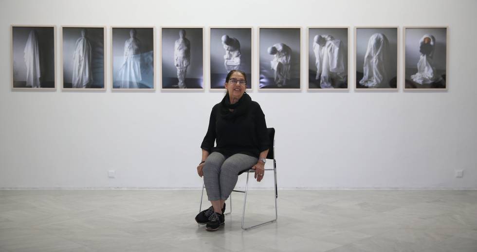Yeni ante la obra 'Nacimiento I (Yeni)', de 1977, en el CAAC.