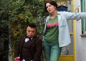 Artista busca enano, drogadicto o prostituta para vigilar obra de arte