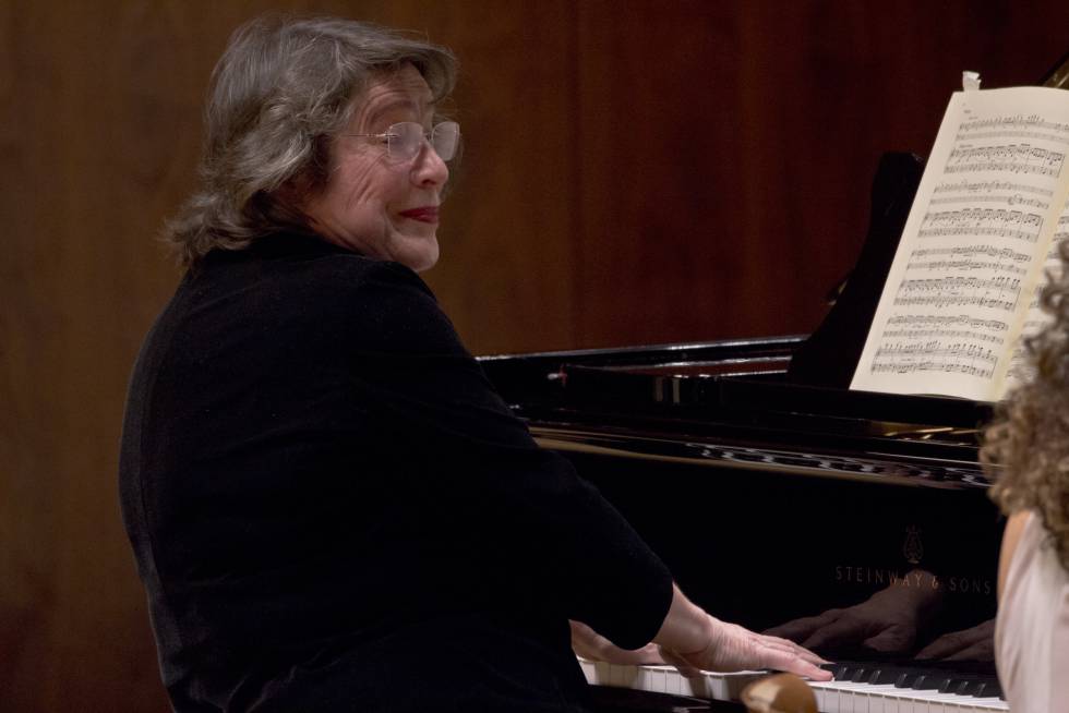 Elisabeth Leonskaja mirando a sus compañeros durante el concierto.