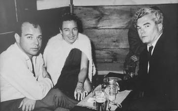 El poeta barcelonés Jaime Gil de Biedma, con Kerrigan y su esposa, Elaine Gurevitz, también traductora, en 1961.