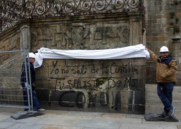 Pintadas contra la Iglesia, los Borbones y Vox en la catedral de Santiago