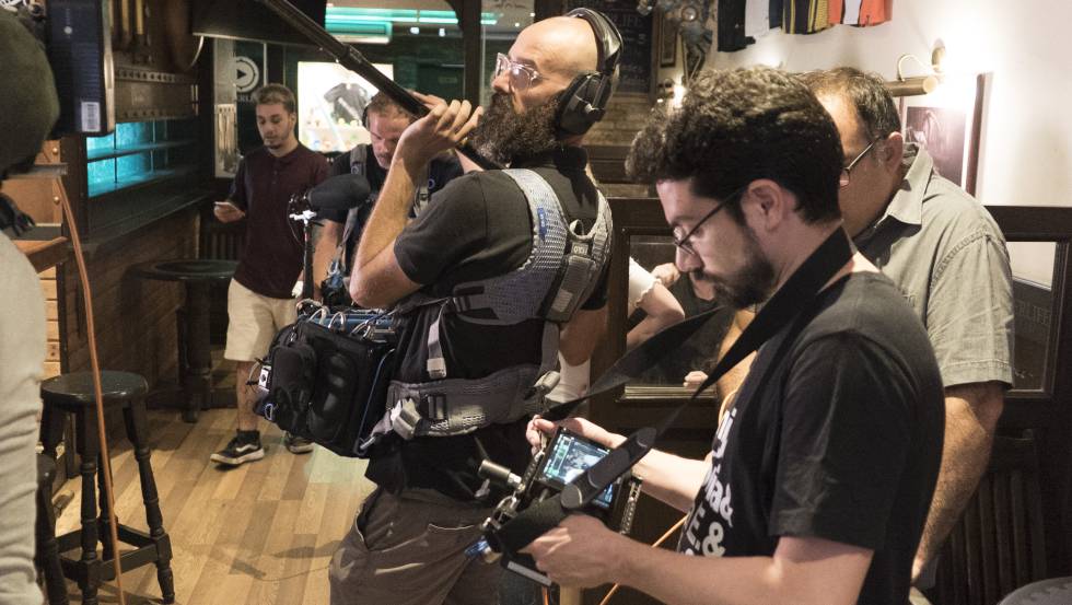 Carlo Padial, mirando a una cámara, durante el rodaje del filme.