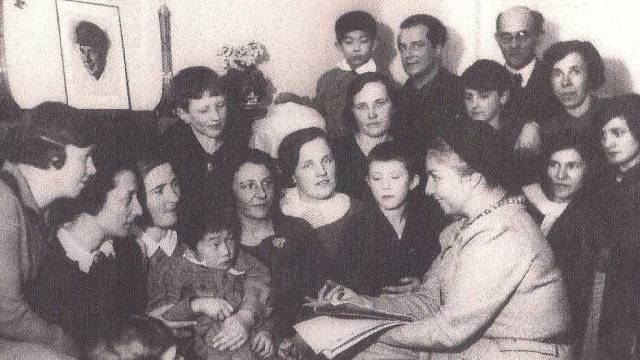 León (derecha), en una residencia infantil de Moscú en 1934.