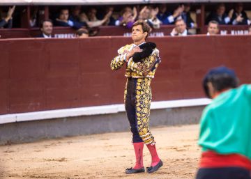 San Isidro: El Juli auxilia a Simón Casas, al borde de un ataque de nervios